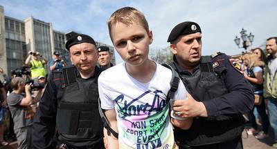 Госдума приняла закон о наказании за вовлечение детей в несогласованные акции