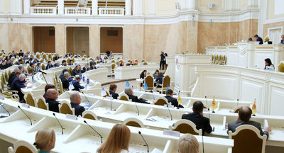 Депутаты Петербурга предложили детей судей зачислять в школы без очереди