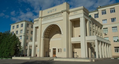 В какие вузы поступили абитуриенты с самими высокими баллами?