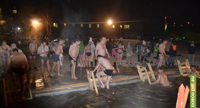 В Красноярске у купавшейся в проруби семейной пары угнали машину с ребенком