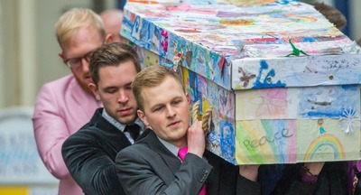 Директора школы похоронили в гробу из детских рисунков