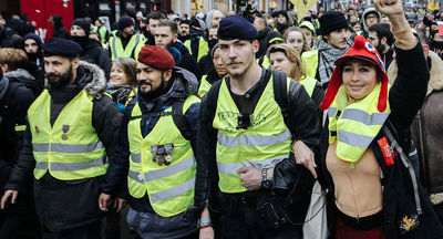 Французские школьники на переменах играют в «желтые жилеты»