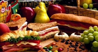 Кто и чем кормит зарубежных школьников