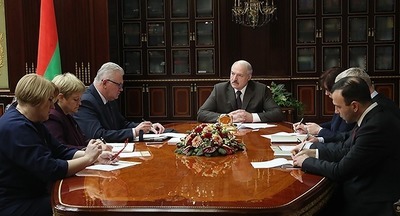 Лукашенко о школьных уроках: «Недавно посмотрел, как изучают биологию: слушайте, полкурса — черви!»