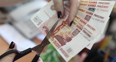 В уральском городе планируют  снизить зарплату воспитателям и учителям на 10-40%