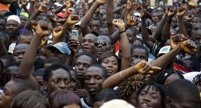 Студенты в Гвинее-Бисау так сильно хотят учиться, что грабят магазины и поджигают автомобили