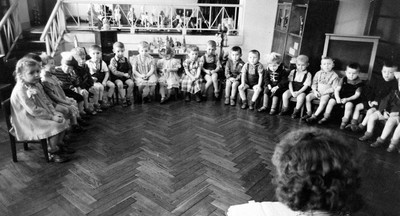 Ручки на коленки, ротик на замок