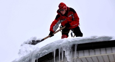  Школьников в Татарстане заставили чистить без страховки снег с крыши
