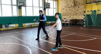 Сергей Кравцов сыграл в бадминтон с учениками одной из московских школ