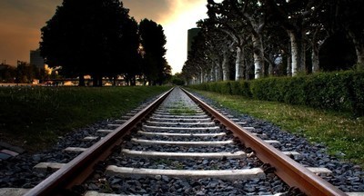 Дети из села в Новосибирской области ходят в школу по шпалам