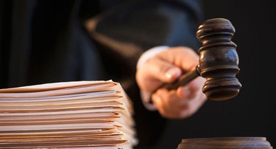 Новосибирского педагога судят за экстремизм после ссоры с матерью ученика