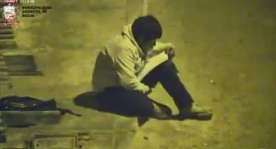 Школьнику из Перу приходится делать уроки на улице под фонарем