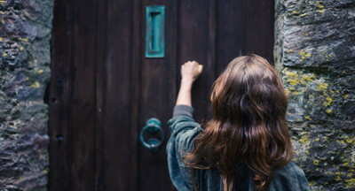 Учителя – направо, школьники – налево