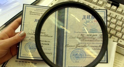 Учительница с поддельными дипломами преподавала в трех школах сразу