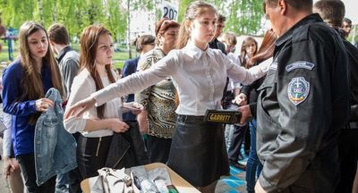 Давление на выпускников, досмотр личных вещей – это явления недопустимые не только с моральной, но и с юридической точки зрения