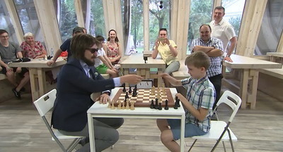 На ВДНХ школьник сыграл вничью с замаскированным чемпионом мира по блицу