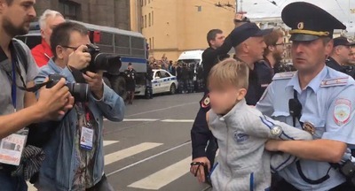 В Петербурге задержали 16-летнего подростка, вышедшего на пикет против Юнармии и политического преследования школьников