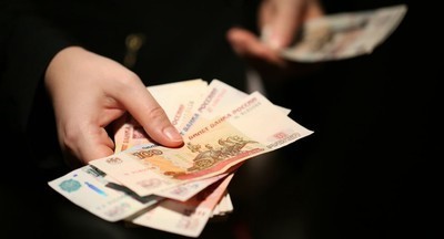 Учеников новосибирской школы переводили в 10-й класс за деньги