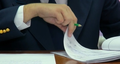 В школе Челябинской области учителей наказали за то, что заставили детей белить потолок