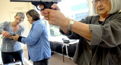 В США преподавателей школ учат стрелять и реагированию на чрезвычайные ситуации