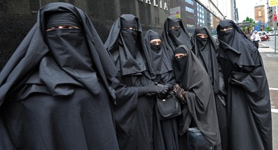 В Нидерландах официально запретили носить паранджу в школах и больницах