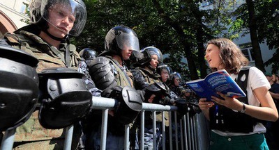 Девушку, читавшую Конституцию ОМОНу на акции 27 июля, поставили на учет в комиссии по делам несовершеннолетних