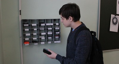 Роспотребнадзор рекомендует предусмотреть места хранения сотовых в школах