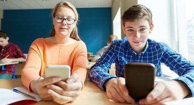 Московским школьникам не запретят пользоваться мобильными телефонами