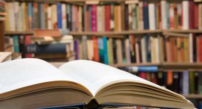 Белая, плотная и непрозрачная бумага, шрифт – достаточно крупный...