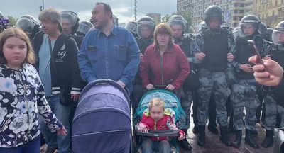 Прокуратура потребовала лишить родительских прав еще одну семейную пару за участие в акции протеста