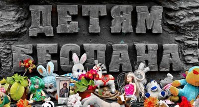 Жители Беслана несут цветы к школе, где 15 лет назад произошел теракт