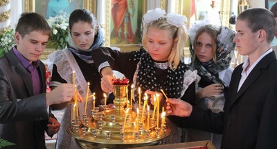 «Девочкам иметь при себе платочки». В школе под Брянском детей освящали перед новым учебным годом