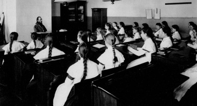 Дарья Донцова предложила вернуть в школы уроки Закона Божия