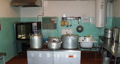 Кормят, «как собак»: В Новосибирской области прокуратура проверит приют для детей и подростков