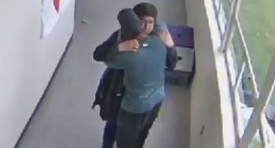 В США тренер предотвратил стрельбу в школе при помощи объятий