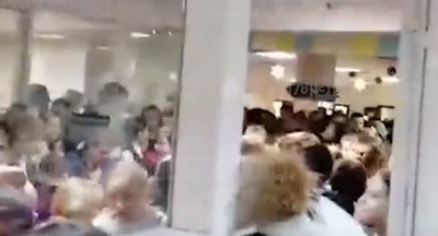 При эвакуации в одной из школ Петербурга ученики получили серьёзные травмы