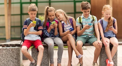 Большинство школьников и студентов используют гаджеты для личных целей более трех часов в день