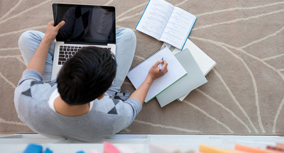 Подмосковные школьники могут делать домашние задания в режиме онлайн