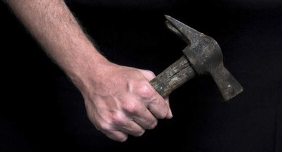 В Екатеринбурге ученик школы напал с молотком на учителя: пострадавшую увезли в больницу