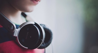 Школьник избил учительницу за сломанный наушник