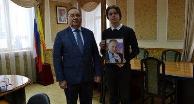 Чебоксарский школьник получил портрет с автографом Путина