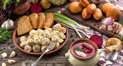 Борщ, пельмени и салат