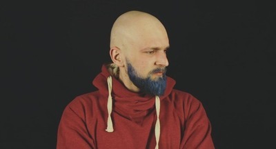 Учитель математики проспорил детям и покрасил бороду в синий цвет