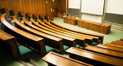 Почему школы в России до сих не на карантине? Почему учащиеся не переведены на дистантное обучение?