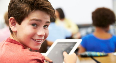 Жители и фирмы Петербурга передали школьникам планшеты для учебы