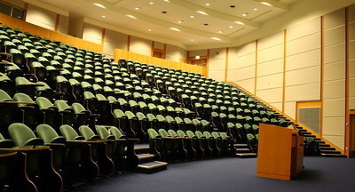 Минобрнауки хочет провести онлайн-выпускной для оканчивающих вузы