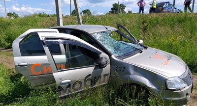 Пьяный таксист сбил на тротуаре шедших за аттестатами российских школьников