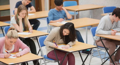 Школьники Италии будут сидеть за партами по одному