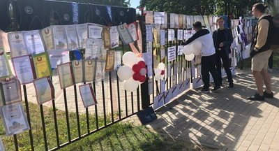 Белорусские выпускники вернули грамоты школам, которые подозревают в фальсификациях на президентских выборах