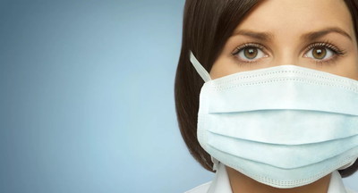 Минпросвещения разъяснило ситуацию с ношением масок учителями в школах